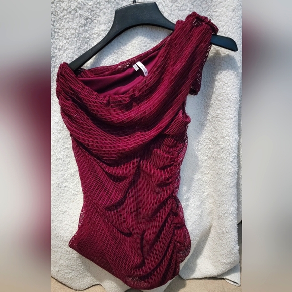 Studio Y Deep Raspberry One Shoulder top Size Large - Picture 1 of 3